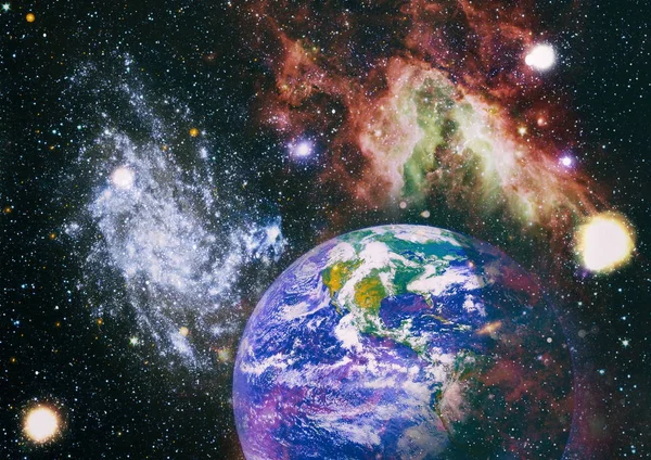 Vista panorâmica da Terra, sol, estrela e galáxia. Nascer do sol sobre o planeta Terra, vista do espaço — Fotografia de Stock