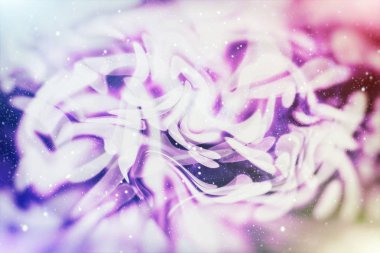 Doğal bokeh ve parlak altın ışıklarla renklendirici arka planı olan klasik Sihirli Arkaplan.