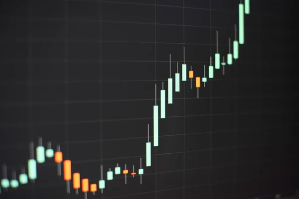 技術的な価格グラフと指標、青のテーマ画面上の赤と緑の燭台チャート、市場のボラティリティ、上下の傾向。株式取引、暗号通貨の背景. — ストック写真
