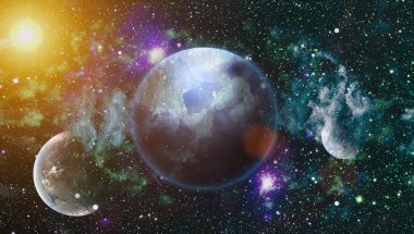 Nebula, yıldız tozu ve parlak parlak yıldızlarla kozmik gökada arka planı. Soyut parlak renkli evren. Gökkuşağı renklerde nebula gece yıldızlı gökyüzü. Çok renkli dış uzay. Bu görüntü fu elemanları