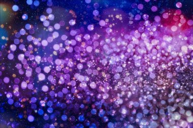 Az kar yağan Noel arkaplanı. İnce uçan kar taneleri ve koyu mavi gece arka planındaki yıldızlar. Güzelim kış gümüşi kar taneleri şablonu örtüyor.