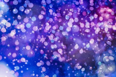 Az kar yağan Noel arkaplanı. İnce uçan kar taneleri ve koyu mavi gece arka planındaki yıldızlar. Güzelim kış gümüşi kar taneleri şablonu örtüyor.