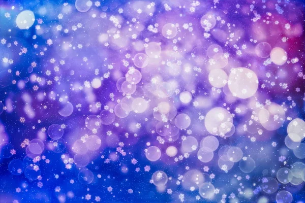 Escasa nevada Fondo de Navidad. Sutiles copos de nieve voladores y estrellas sobre fondo de noche azul oscuro. Hermosa plantilla de superposición de copo de nieve de plata de invierno . —  Fotos de Stock