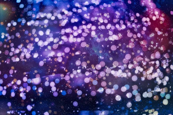 Sparsam snöfall jul bakgrund. Subtila flygande snöflingor och stjärnor på mörkblå natt bakgrund. Skönhet vinter silver snöflinga overlay mall. — Stockfoto