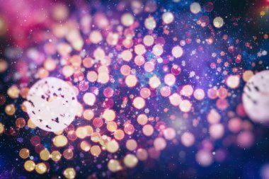 Yeni yılınız kutlu olsun. Tebrik kartı konsepti. Kışın kar taneleri yağar.