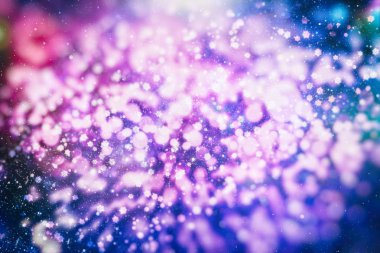 Açık mavi bir zeminde uçan kar taneleri. Kış Soyut Kar Taneleri. Yağan kar.