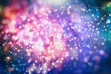 Açık mavi bir zeminde uçan kar taneleri. Kış Soyut Kar Taneleri. Yağan kar.