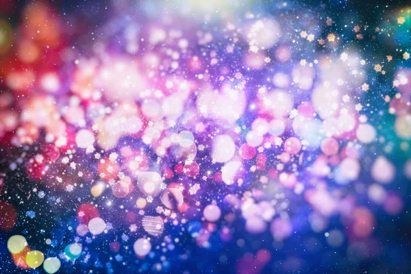 Abstract glitterlichten en sterren. Feestelijke blauwe en witte kleur sprankelende vintage achtergrond. wazig bokeh kerst achtergrond met sneeuwvlokken — Stockfoto