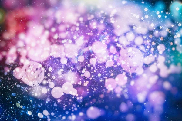 Luces de brillo abstractas y estrellas. Color azul y blanco festivo brillante fondo vintage. Blurred bokeh fondo de Navidad con copos de nieve —  Fotos de Stock