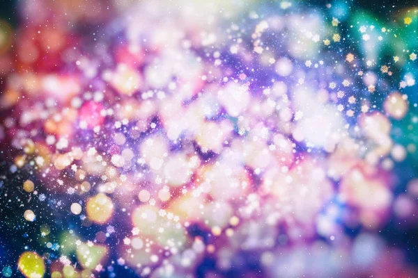 Abstrakte Glitzerlichter und Sterne. festlichen blauen und weißen Farbe funkelnden Vintage-Hintergrund. verschwommenes Bokeh Weihnachten Hintergrund mit Schneeflocken — Stockfoto