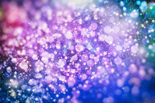 Abstrakte Glitzerlichter und Sterne. festlichen blauen und weißen Farbe funkelnden Vintage-Hintergrund. verschwommenes Bokeh Weihnachten Hintergrund mit Schneeflocken — Stockfoto