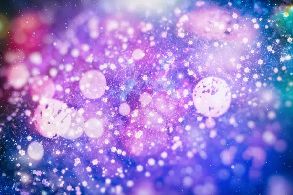 Abstrakte Glitzerlichter und Sterne. festlichen blauen und weißen Farbe funkelnden Vintage-Hintergrund. verschwommenes Bokeh Weihnachten Hintergrund mit Schneeflocken — Stockfoto