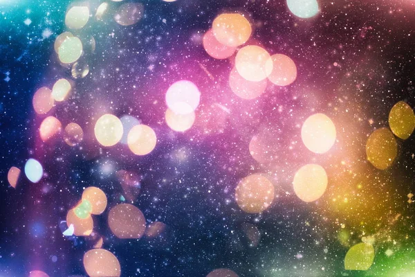 Weihnachten Licht Hintergrund. Feiertagsglühende Kulisse. Defokussierter Hintergrund mit blinkenden Sternen. Verschwommenes Bokeh. — Stockfoto