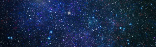 パノラマ深宇宙に探しています 暗い夜満天の星空 宇宙の中の星雲 — ストック写真