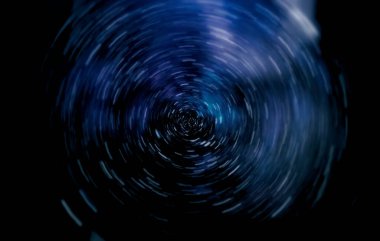 Uzay, Işık Hızında Seyahat Ediyor. Mavi yıldız yolundaki warp veya hiperuzay hareketinin soyut özelliği.