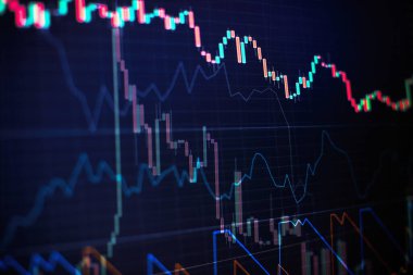 Dijital ekrandaki Forex grafik çizelgesi. Finansal istatistikleri analiz etmek ve pazar verilerini analiz etmek için çalışma.