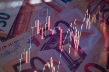 Teknik fiyat grafiği ve göstergesi, mavi ekranda kırmızı ve yeşil şamdan grafiği, piyasa dalgalanması, yükseliş ve düşüş eğilimi. Hisse senedi ticareti, kripto para birimi geçmişi.