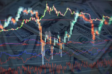 Bilgi tabloları üzerinde iş analizi. İşadamı, Altın Piyasası, Eski Pazar ve Ticaret Piyasası için yatırım grafikleri analizi üzerinde çalışıyor.