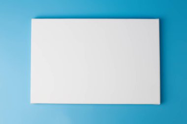 Beyaz afiş mavi arkaplanda boşluk resmi