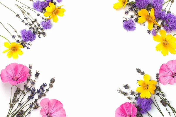 Квіткова Композиція Жовті Фіолетові Квіти Білому Тлі Весна Великодня Концепція — стокове фото