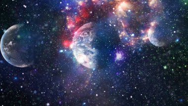 Parlayan dev nebula. Kırmızı nebula ve yıldızlı uzay arkaplanı. Bu görüntünün elementleri NASA tarafından desteklenmektedir.