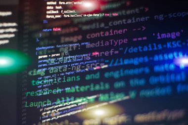 Bir yazılım geliştirme şirketinde çalışan programcı. Bilgisayar ekranında dijital ikili veri. Bilgisayar betiği daktilo işi. Yazılım geliştiricisinin kod soyut ekranı programlanıyor.