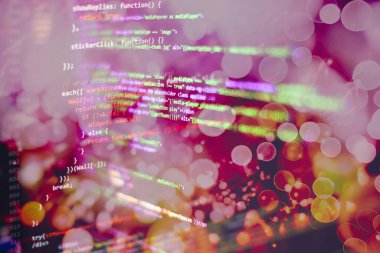 Bir yazılım geliştirme şirketinde çalışan programcı. Bilgisayar ekranında dijital ikili veri. Bilgisayar betiği daktilo işi. Yazılım geliştiricisinin kod soyut ekranı programlanıyor.