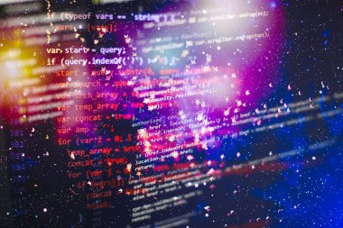 Bir yazılım geliştirme şirketinde çalışan programcı. Bilgisayar ekranında dijital ikili veri. Bilgisayar betiği daktilo işi. Yazılım geliştiricisinin kod soyut ekranı programlanıyor.