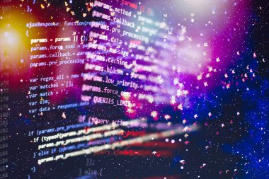 Bir yazılım geliştirme şirketinde çalışan programcı. Bilgisayar ekranında dijital ikili veri. Bilgisayar betiği daktilo işi. Yazılım geliştiricisinin kod soyut ekranı programlanıyor.