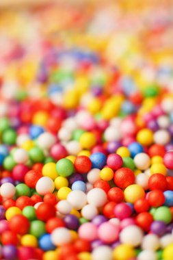 Disko, Noel arkaplanındaki renk süsleme topunu ve ışık ipliğini aydınlatıyor.