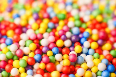 Disko, Noel arkaplanındaki renk süsleme topunu ve ışık ipliğini aydınlatıyor.