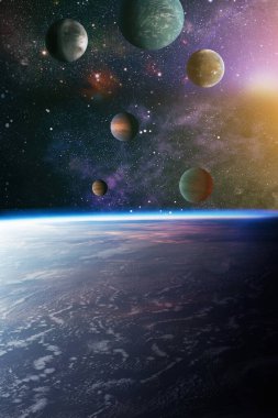 Nebula ve yıldızlarla dolu bir arka plan. NASA tarafından desteklenen bu görüntü ögeleri