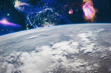 Bulutsu gecesi gökkuşağı renklerinde yıldızlı gökyüzü. Çok renkli dış uzay. Uzayın derinliklerindeki yıldız alanı ve nebula Dünya 'dan çok uzakta. Bu görüntünün elementleri NASA tarafından desteklenmektedir.