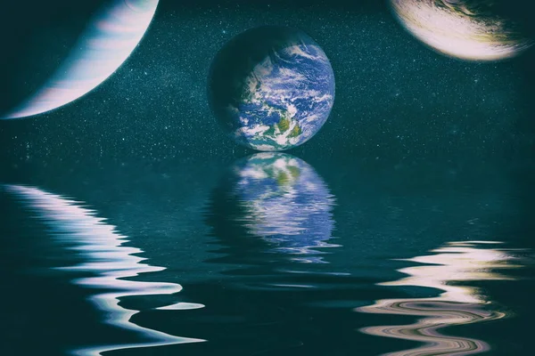 Vacker Ovanlig Rymdplanet Rymden Speglas Vatten Vår Vackra Jord Återspegling — Stockfoto