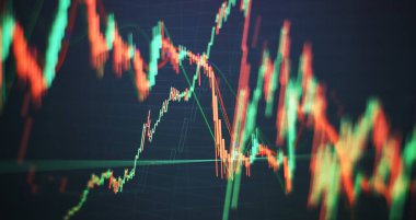 Dijital ekranda borsa grafiği. Hisse senedi fiyatları tablosu ve Candle, eski pazar, altın pazarı ve ham petrol piyasasını izliyor.