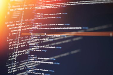 Programlama ve kodlama teknolojileri geliştiriyoruz. Ofiste web siteleri kodları üzerinde çalışan geliştirici.