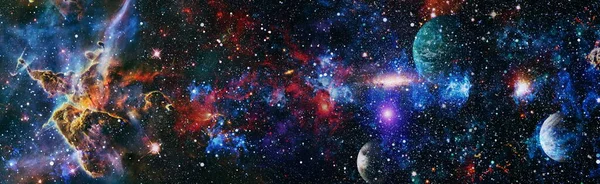 多色宇宙 深宇宙の星のフィールドと星雲は 惑星地球から何年も離れています Nasaによって提供されたこの画像の要素 — ストック写真