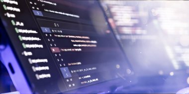 Çağdaş bir teknoloji ortamında çift monitörlerdeki programlama kodunun ayrıntılı görünümü, yazılım geliştirme ve dijital verimliliği vurguluyor.