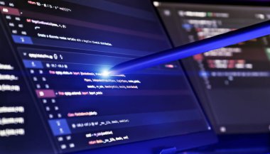 Python betiği, hata ayıklama, yazılım geliştirme ve analizi gösteren bir kalemle ekrandaki bir kod düzenleyicisinin yakın plan görüntüsü.