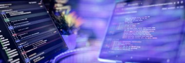 Python betiklerini gösteren iki monitörlü modern kodlama kurulumu, yazılım geliştirme, betikleme ve yüksek teknolojili çalışma akışı.