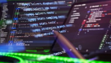 Vurgulanmış kodlu çoklu ekran Python geliştirmesi