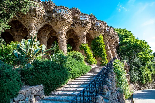 Park guell sütunlar ve viyadük, Barcelona, İspanya - 16 Mayıs 2018. 