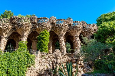 Park guell sütunlar ve viyadük, Barcelona, İspanya - 16 Mayıs 2018.