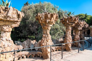 Park guell sütunlar, Barcelona, İspanya - 16 Mayıs 2018.