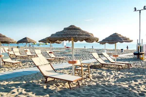 Parasols Ligstoelen Het Strand Van Rimini Italië — Stockfoto