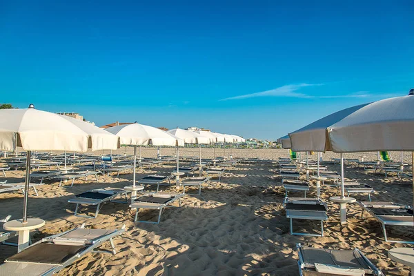 Napernyők Heverővel Strandtól Rimini Olaszország — Stock Fotó