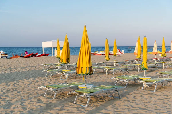 Sarı Şemsiye Şezlong Üzerinde Plaj Rimini Talya — Stok fotoğraf