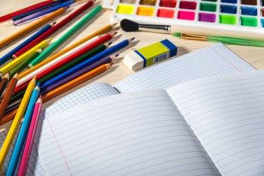 Ahşap arka plan üzerinde çizim araçları kümesi. 