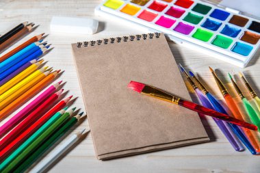 Ahşap arka plan üzerinde çizim araçları kümesi.