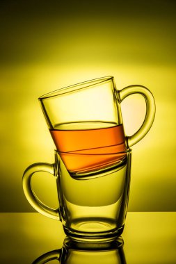 Cam fincan yeşil bir arka plan üzerinde siyah çay.